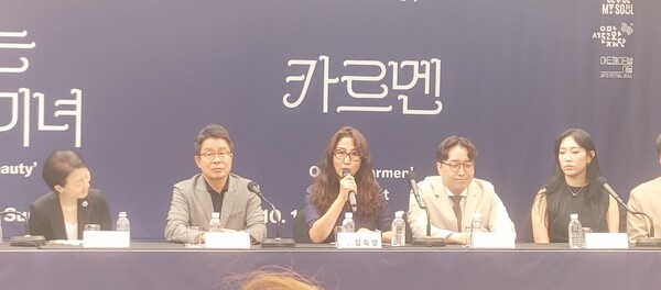 26일 오전 서울 중구 한국프레스센터에서 김숙영 연출가가 취재진 질문에 답하고 있다. 사진 = 이하영 기자