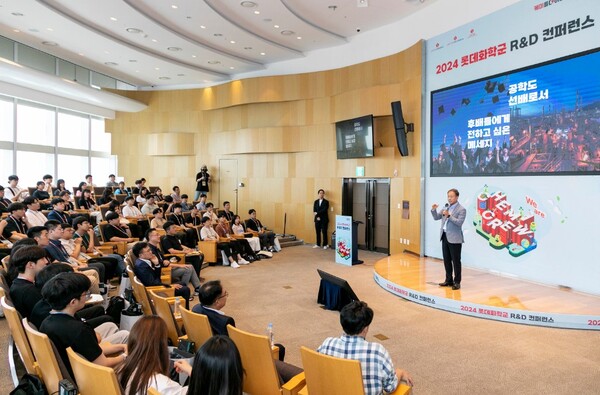 27일 오후 잠실 롯데월드타워에서 개최된 R&D 콘퍼런스에 참석한 이훈기 롯데그룹 화학군 총괄대표. 사진=롯데케미칼