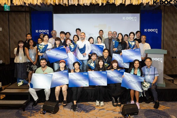지난 23일 'K-DOCS' 수상자들이 수상식 직후 기념사진을 촬영 중이다. 사진 = EBS