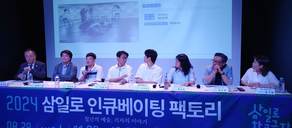 28일 서울 중구 삼일로창고극장에서 열린 '삼일로 인큐베이팅 팩토리' 기자간담회 참석자들이 앉아 있다. 왼쪽부터 손정우 삼일로창고극장 대표, 김정근 총예술감독, 김상윤·이민구·정욱현 연출가, 백로라·김건표·김기란 드라마트루그. 사진 = 이하영 기자 