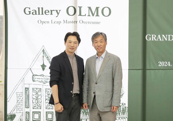 최우형 케이뱅크 행장(오른쪽)이 김현종 올모 서울경기 대표와 기념촬영을 하고 있다. 사진=케이뱅크