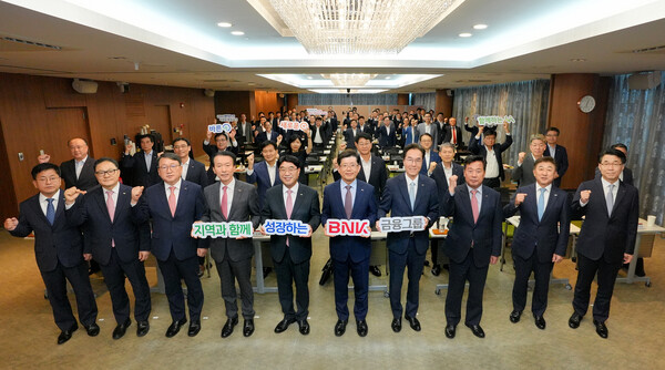 빈대인 BNK금융지주 회장(오른쪽 다섯 번째)이 선포식에 참석했다. 사진=BNK금융지주