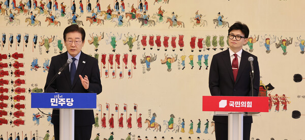 더불어민주당 이재명 대표가 1일 오후 국회에서 열린 여야 대표 회담에 앞서 발언하고 있다. 오른쪽은 국민의힘 한동훈 대표. 사진=연합뉴스