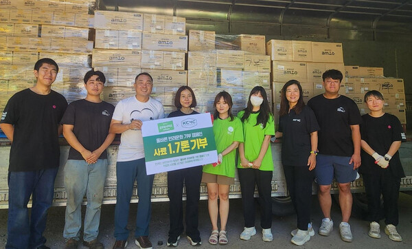 풀무원식품 펫푸드 브랜드 '풀무원아미오'가 KCMC 문화원과 함께 '올바른 반려문화 기부 캠페인'을 전개하고, 캠페인 활동에 따라 적립된 사료를 동물보호단체에 기부했다. 사진=풀무원