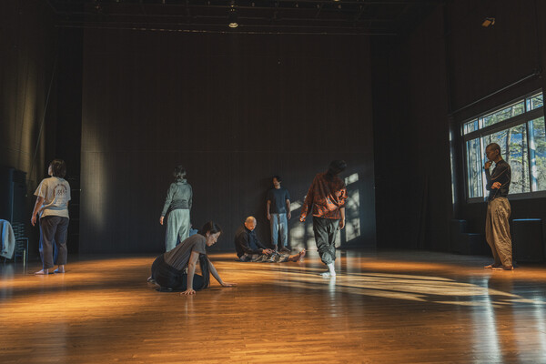 '공연예술창작주체지원사업' 선정 창작진인 궁리소묻다의 '싱귤래리티' 준비 과정 사진. 사진 = 한국문화예술위원회