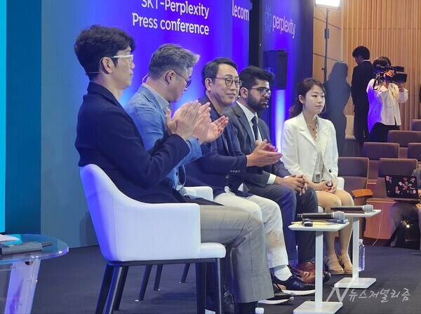 (왼쪽부터) 김용훈 AI 서비스사업부장, 정석근 글로벌·AI테크 사업부장, 유영상 SKT 대표이사, 아라빈드 스리니바스 퍼플렉시티 공동 창업자. 사진=장하민 기자