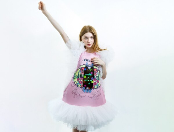 패션 모델이 스트레처블 디스플레이가 적용된 의류 콘셉트(이청청 디자이너)를 착용하고 있는 모습. 사진=LG디스플레이