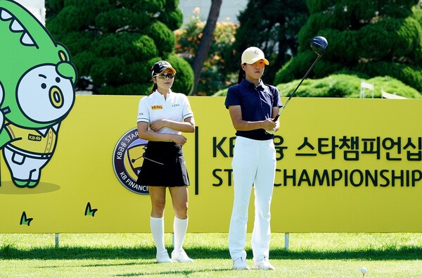 안송이 선수가 꿈나무 선수 레슨을 하고 있다. 사진=KB금융