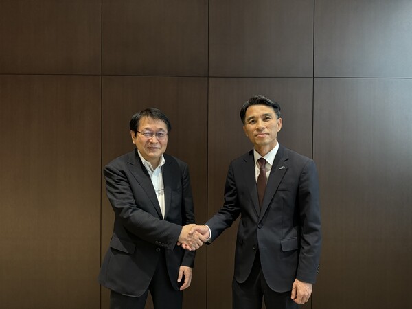 일본은행협회 마츠오 츠지(Matsuo Tsuji) 전무(왼쪽)와 은행연합회 이태훈 전무가 악수를 하고 있다. 사진=은행연합회