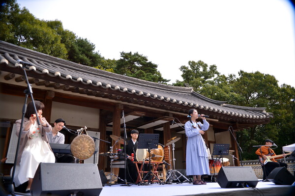 지난해 경기 구리 동구릉에서 '음악속 왕릉이야기 동구릉편' 음악공연이 펼쳐지고 있다. 사진 = 국가유산청 