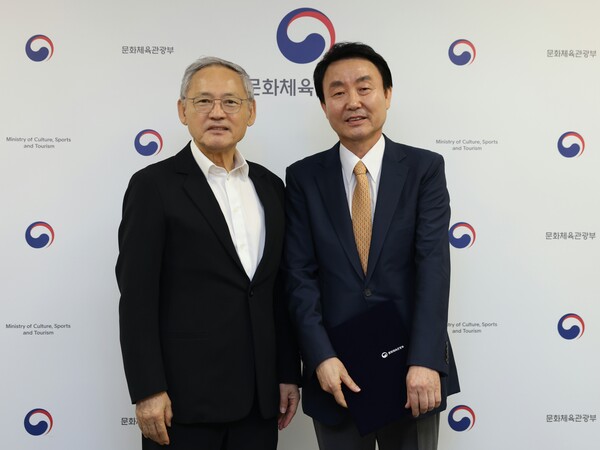 6일 진행된 한국국제문화교류진흥원장 임명장 수여식 참석자들이 기념사진을 촬영 중이다. 왼쪽부터 유인촌 문화체육관광부 장관, 박창식 신임 교류진흥원장. 사진 = 문화체육관광부