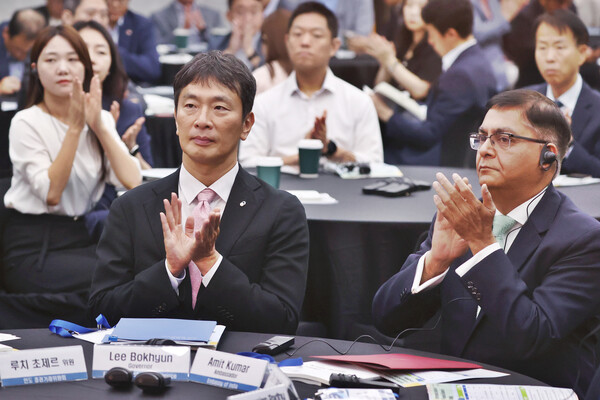 이복현 금융감독원장과 아밋 쿠마르 주한 인도대사, 사진=연합뉴스