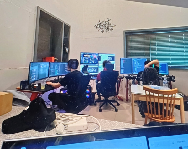 검거된 피의자의 핸드폰에서 발견된 불법 스트리밍 운영 현장 사진. 사진 = 문화체육관광부