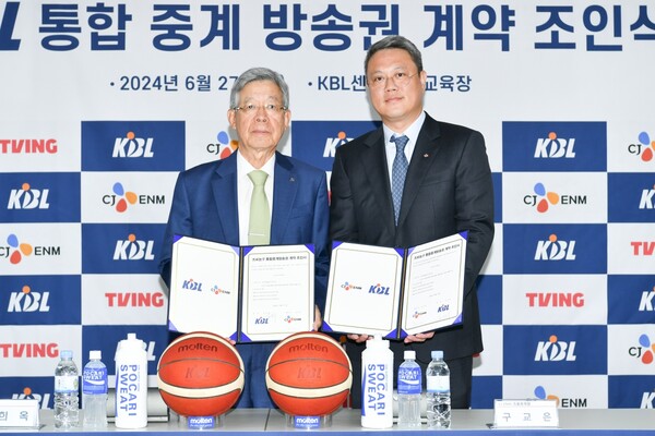 지난 6월 27일 서울 강남구 KBL센터에서 열린 KBL 통합 중계 방송권 계약 조인식 참가자들이 기념사진을 촬영 중이다. 왼쪽부터 김희옥 KBL총재, 구교은 CJ ENM 스포츠국장. 사진 = CJ ENM