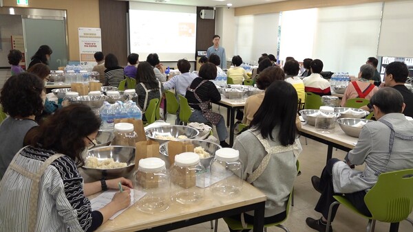 '2025년 전승공동체 활성화 지원 사업'으로 선정된 서울 강서구의 '막걸리 빚기 교육(막걸리 빚기 전승)' 프로젝트 수업이 진행 중이다. 사진 = 국가유산청 