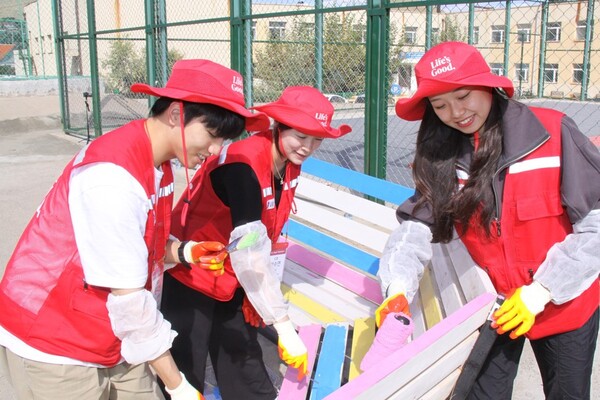 LG전자 임직원과 'LG전자 ESG 아카데미' 학생들로 구성된 라이프스굿(Life's Good) 봉사단이 9일부터 닷새간 몽골 울란바토르 샤하르트 79번 학교에서 외부 쉼터를 보수하고 있다. 사진=LG전자