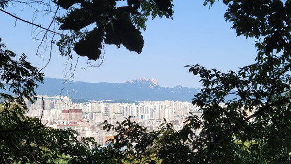 자락길에서 바라본 북한산 전경. 사진 = 안병국 객원기자