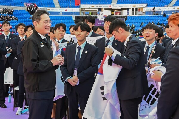 15일(현지시간) 프랑스 리옹 소재 그루파마스타디움에서 열린 국제기능올림픽 폐회식에 참석한 이재용 회장이 국가대표 선수단을 격려하는 모습. 사진=삼성전자