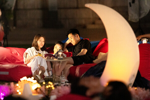 서울 중구 책 읽는 서울광장에서 일가족이 독서를 즐기고 있다. 사진 = 서울야외도서관 홈페이지