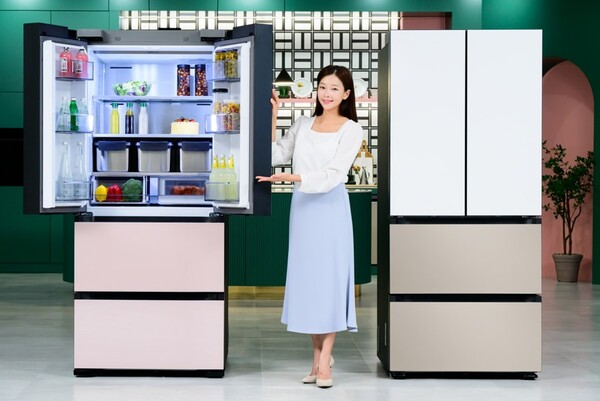 삼성전자 모델이 '비스포크 AI 김치플러스'를 소개하고 있다. 사진=삼성전자