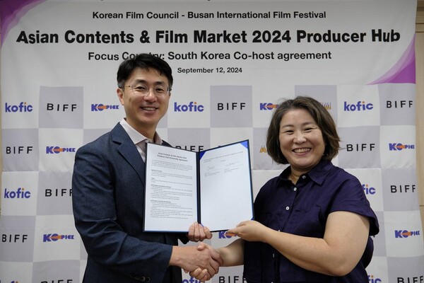 부산국제영화제(BIFF) 아시아 콘텐츠&필름마켓(ACFM) 신규 프로그램 '프로듀서 허브' 공동 개최를 위한 업무 협약식 참석자들이 기념사진을 촬영 중이다. 왼쪽부터 김현수 영진위 사업본부장, 김영덕 아시아콘텐츠&필름마켓 위원장. 사진 = 영화진흥위원회 