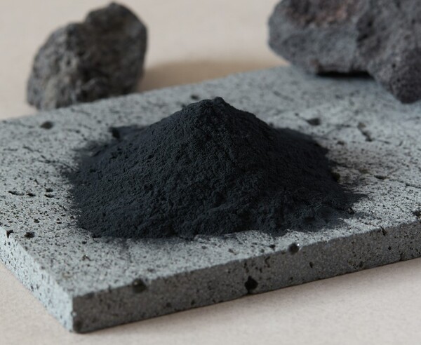 LG화학 연구원이 배터리 양극재 샘플을 보고있다. 사진=LG화학