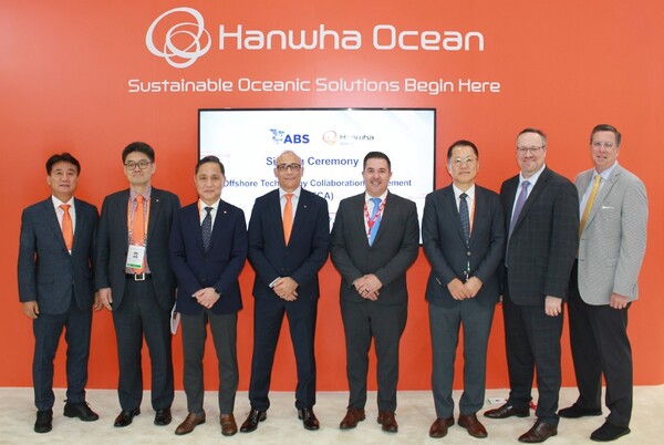 휴스턴에서 열린 가스텍 2024에서 김희철 한화오션 사장(오른쪽에서 세번째), 미구엘 에르난데스 ABS 글로벌 해양부문 부사장(오른쪽에서 네번째), 필립 레비 한화오션 해양사업부장(오른쪽에서 다섯번째), 손영창 한화오션 제품전략기술원장(오른쪽에서 여섯번째) 등 양사 관계자들이 참석한 가운데 해양 사업 관련 기술 협력 협약 체결식을 가졌다. 사진=한화오션