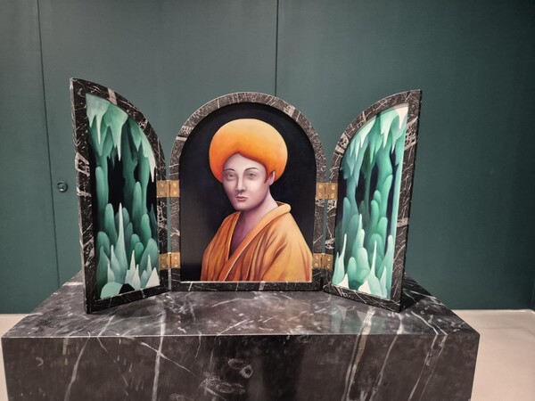 호암미술관 니콜라스 파티 개인전에 전시된 바닥으로 떨어진 작품과 동일한 삼면화 형식의 작품 '동굴이 있는 초상'.  사진 = 연합뉴스 