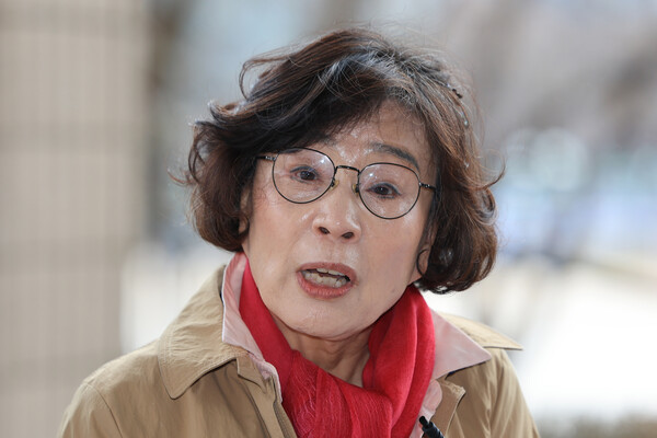 26일 오전 유시춘 EBS 이사장이 정부과천청사 방송통신위원회에서 열린 EBS 이사장 해임 관련 청문에 출석하기 전 입장을 밝히고 있다. 사진 = 연합뉴스 