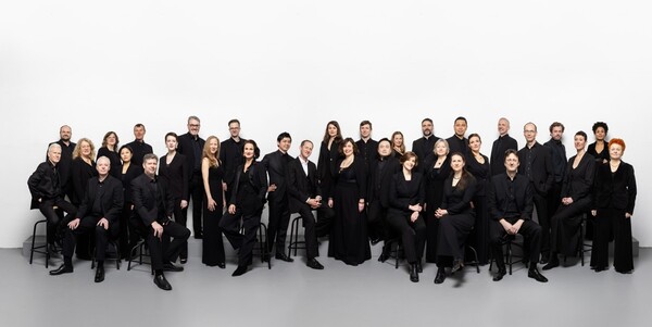 리아스합창단과 저스틴도일 지휘자. 사진=한화