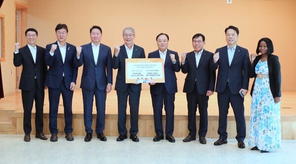 (왼쪽부터)김성중 경기도 행정1부지사, 이민근 안산시장, 최태원 대한상공회의소 회장, 임종룡 우리금융그룹 회장, 배해동 경기도상공회의소연합회 회장, 권혁석 안산상공회의소 회장, 배상업 법무부 출입국·외국인정책본부 본부장, 이주배경가족 대표가 기념촬영을 하고 있다. 사진=우리금융지주