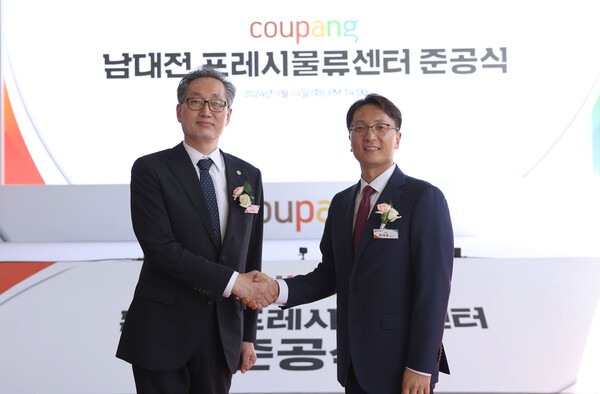 24일 대전광역시 동구 남대전 물류산업단지에서 진행된 '남대전 프레시 풀필먼트센터 준공식'에서 유득원 대전시 행정부시장(왼쪽)과 박대준 쿠팡 대표(오른쪽)가 기념사진 촬영을 하고 있다. 사진=쿠팡