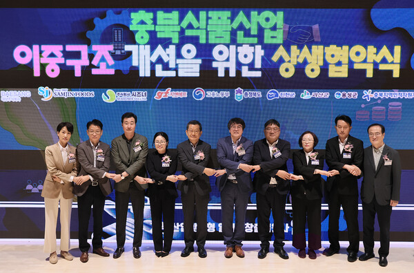 24일 충북 괴산군 자연드림파크에서 열린 충북식품산업 이중구조 개선을 위한 상생협약식에서 관계자들이 기념사진을 촬영하고 있다. (왼쪽부터) 김수민 충북 정무부지사, 윤종오 (주)삼진푸드 상무이사, 노동영 (주)시즈너 대표이사, 김경숙 대상(주) ESG경영실장, 전도현 (주)지앤에프 대표이사, 김유진 고용노동부 노동정책실장, 장우성 괴산군 부군수, 서동경 음성군 부군수, 문석구 진천군 부군수. 사진=대상㈜