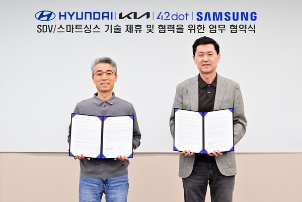삼성전자 서울R&D캠퍼스에서 열린 업무 협약식에서 송창현 현대차∙기아 AVP본부 사장(왼쪽), 전경훈 삼성전자 DX부문 최고기술책임자(CTO) 겸 삼성리서치장(오른쪽)이 기념 사진을 촬영하는 모습. 사진=삼성전자