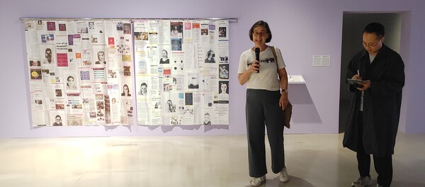 25일 서울 종로구 아르코미술관에서 엘리자베스 에베를레 작가가 자신의 작품 '여성의 비중'(2010~2021)을 설명하고 있다. 왼쪽 에베를레 작가. 사진 = 이하영 기자