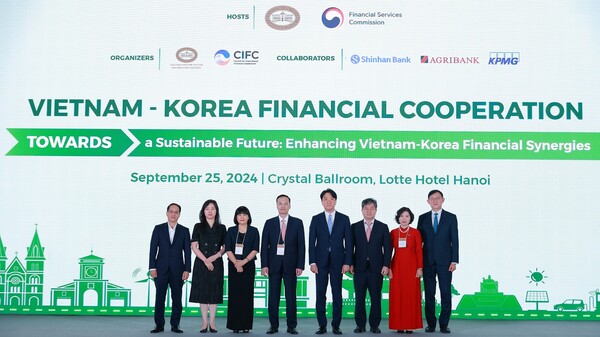 신한은행 글로벌사업그룹 서승현 부행장(오른쪽 첫번째), 금융위원회 이형주 상임위원(오른쪽 네번째), 베트남중앙은행 팜 꽝 쭝 부총재(왼쪽 네번째), 해외금융협력협의회(CIFC) 이항용 의장(오른쪽 세번째), 베트남은행전략연구원(BSI) 응웬 티 호와 원장(왼쪽 세번째) 등 관계자들이 기념 촬영하는 모습. 사진=신한은행