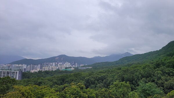 전망대에서 바라본 수락산. 사진 = 안병국 객원기자 