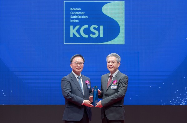 26일 서울 중구 신라호텔에서 진행된 '2024 한국산업의 고객만족도(KCSI)' 시상식에서 서장원 코웨이 대표이사(오른쪽)와 한수희 한국능률협회컨설팅 대표이사(왼쪽)가 기념촬영을 하고 있다. 사진=코웨이