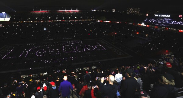 미국 럿거스 대학교 미식축구팀 경기 중 진행된 하프타임쇼에서 대학 밴드가 LG전자의 브랜드 슬로건인 'Life's Good' 문구를 경기장 가득 만들어 보였다. 사진=LG전자