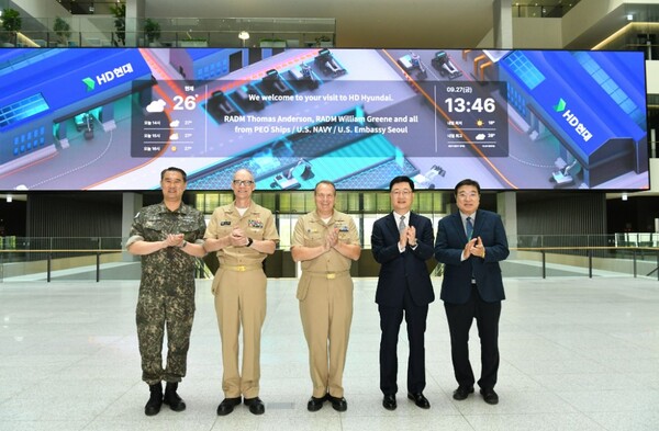 27일 미 해군의 함정 사업을 총괄하는 고위 관계자들이 경기도 판교의 HD현대 글로벌R&D센터를 방문했다.사진 왼쪽부터 신현승 방위사업청 함정사업부장(해군 준장), 윌리엄 그린 미 해군 소장, 토마스 앤더슨 소장, 주원호 HD현대중공업 특수선사업대표, 신종계 HD한국조선해양 기술자문. 사진=HD현대