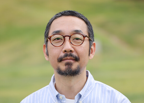  지난 25일 서울 종로구 연합뉴스 사옥 인근에서 제12회 수림문학상 당선자 이릉 작가가 인터뷰를 하기 전 포즈를 취하고 있다. 사진 = 연합뉴스 