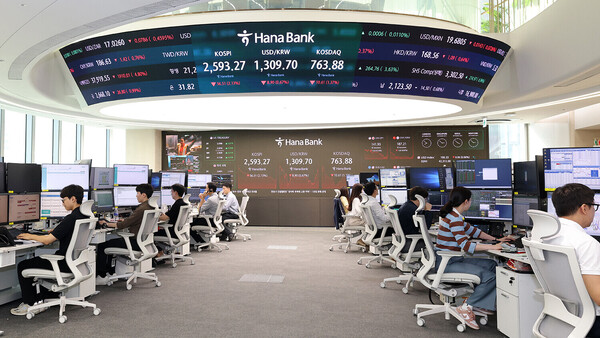 하나은행 을지로 본점 소재 딜링룸 '하나 인피니티 서울(Hana Infinity Seoul)'에서 직원들이 업무를 보고 있다. 사진=하나은행