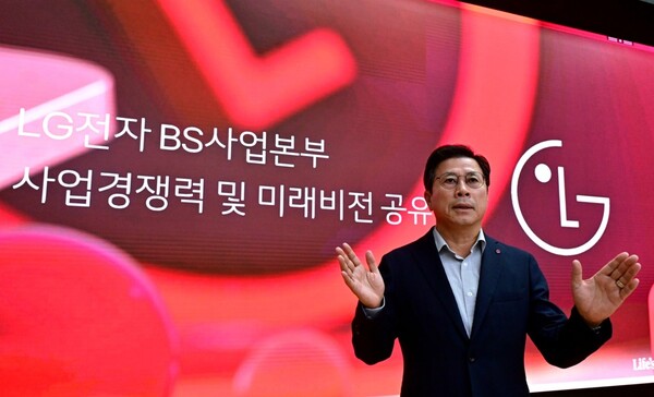 장익환 LG전자 BS사업본부장(부사장)이 10일 평택 디지털파크에서 LG전자의 비즈니스 솔루션(BS) 사업을 설명하고 있다. 사진=LG전자