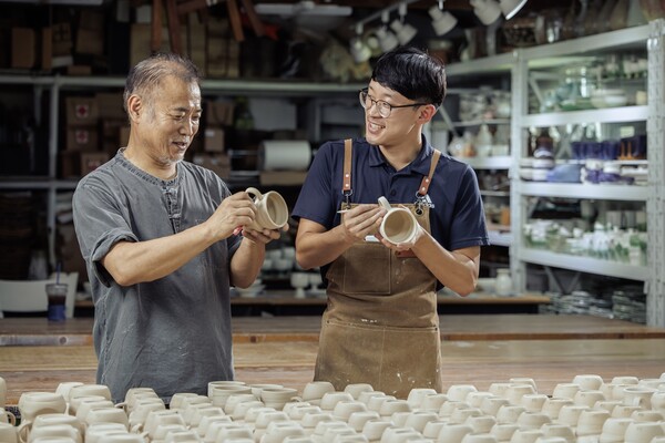 '고도도예' 최용석 장인과 아들. 사진=쿠팡