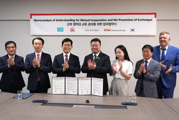 (왼쪽 세번째부터)빈대인 BNK금융 회장, 카자흐스탄 신라인그룹 안드레이 안토노비치 신 회장. 사진=BNK금융지주