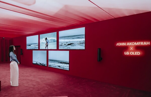 '프리즈 런던 2024'에서 LG전자 97형 올레드 에보 5대를 활용한 초대형 작품 '바람이 되어(Becoming Wind)'를 감상하는 모습. 사진=LG전자