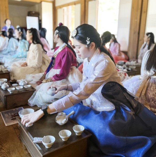 최근 서울 중구 남산골 한옥마을에서 프로그램에 참가한 외국인 승무원들이 한복을 입고 전통 다례를 체험하는 모습. 사진=대한항공