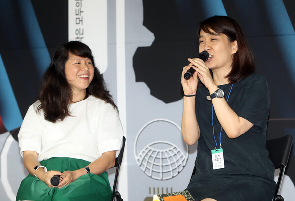지난 2016년 한강 작가가 광주광역시 광주비엔날레전시관에서 열린 2016 광주비엔날레포럼에 참석해 발언하고 있다. 오른쪽 한강 작가. 사진 = 연합뉴스