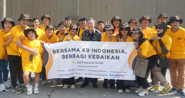 KB금융 직원들이 인도네시아 아동들에게 점심을 만들어 전달한 후 기념촬영을 하고 있다. 사진=KB금융