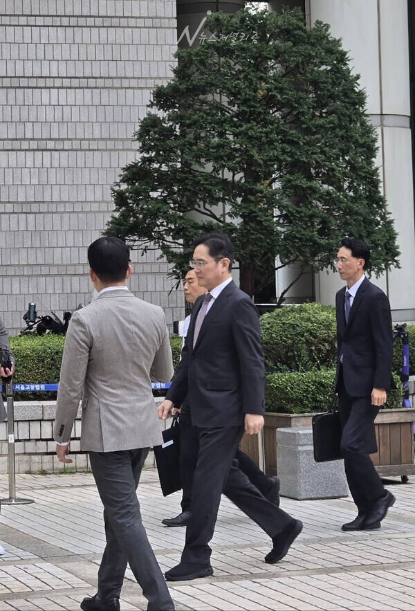 이재용 삼성전자 회장이 14일 오후 서울 서초구 서울중앙지방법원에서 열린 삼성 부당합병 혐의 관련 2심 속행 공판에 출석하고 있다. 사진=김문수 기자